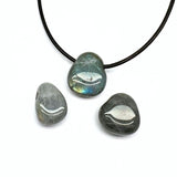 Labradorit, trumlat hänge med hål