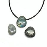 Labradorit, trumlat hänge med hål