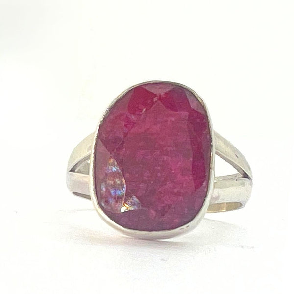 Rubin silverring organisk fasetterad design