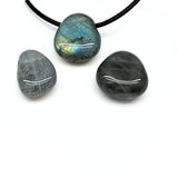 Labradorit, trumlat hänge med hål