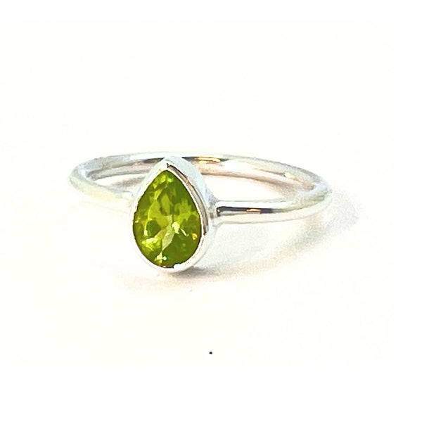 Peridot, droppe i elegant silverring