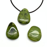 Jade, trumlat hänge med hål