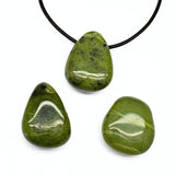 Jade, trumlat hänge med hål