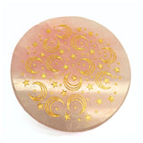 Rosenkvarts, graverad platta med stjärnor och månar i guld