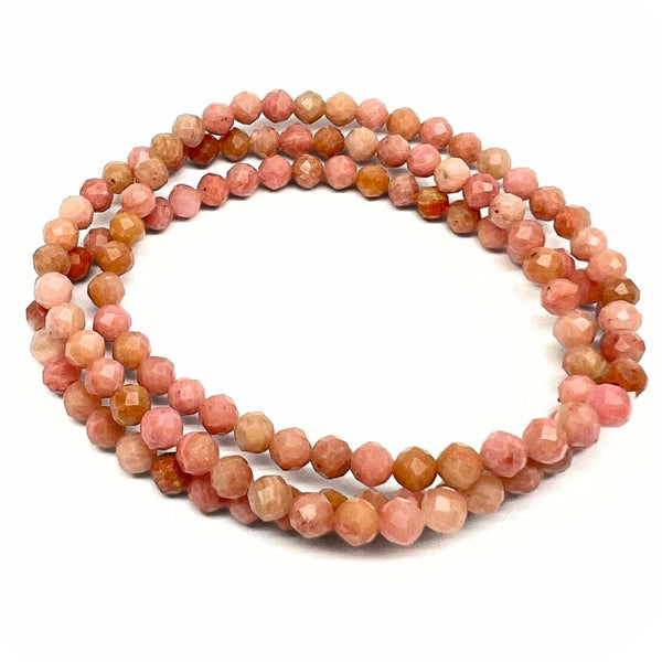 Förstenat trä, rosa fasettslipat armband 4 mm