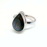 Labradorit fasettslipad droppe i silverring