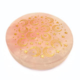 Rosenkvarts, graverad platta med stjärnor och månar i guld