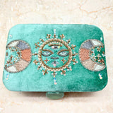 Kangaslaatikko vaaleanpunaisesta sametista, jossa on elämän puu