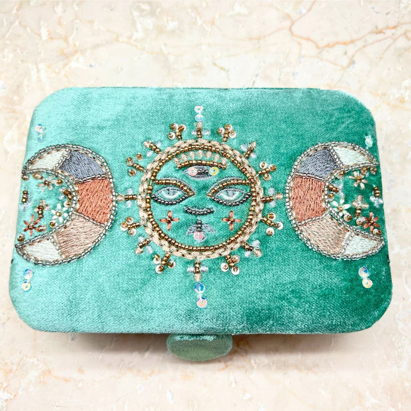 Kangaslaatikko vaaleanpunaisesta sametista, jossa on elämän puu