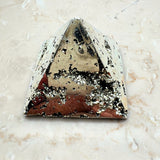 Pyrit slipade glittriga pyramider