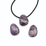 Lepidolit, trumlat hänge med hål