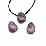 Lepidolit, trumlat hänge med hål