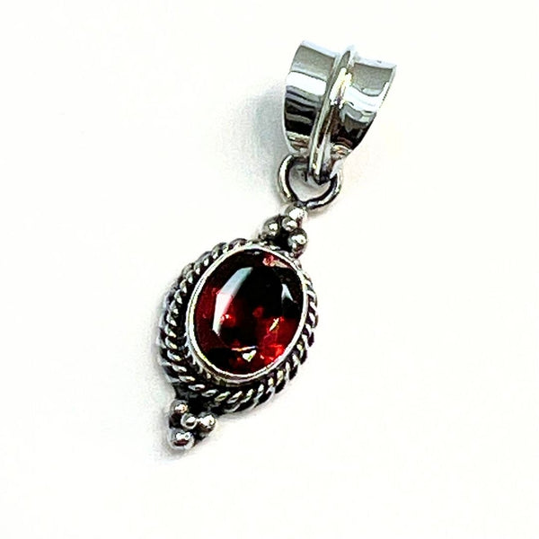 Garnet, oval pendant in silver filigree