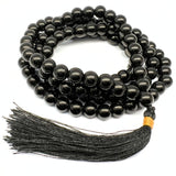 Onyx Mala halsband med 8 mm pärlor med sidentofs i brokadpåse