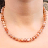 Månsten, persika halsband 8 mm pärlor