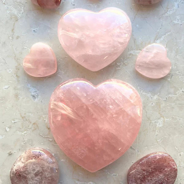 Rosenkvarts, litet slipat platt hjärta