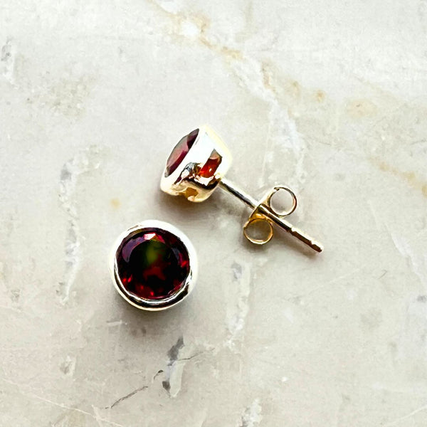 Garnet, stud earring silver with twisted filigree edge