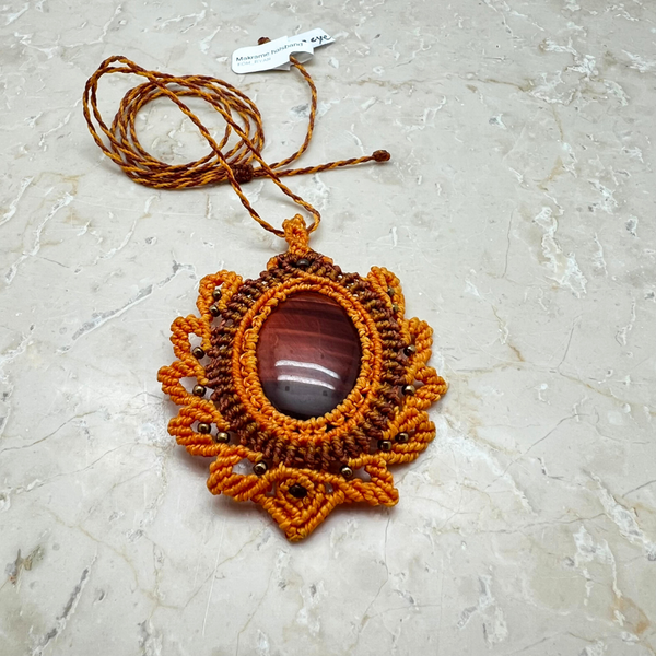 Macramé necklace with large bull's eye stone