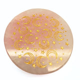 Rosenkvarts, graverad platta med stjärnor och månar i guld