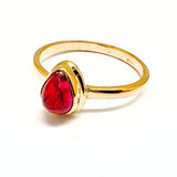 Turmaliini, kirkkaan vaaleanpunainen pisaranmuotoinen kivi kultaisessa sormuksessa