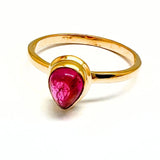 Turmaliini, kirkkaan vaaleanpunainen pisaranmuotoinen kivi kultaisessa sormuksessa