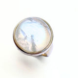 Regnbågsmånsten, rund sten med slät ring i sterling silver storlek 7,5