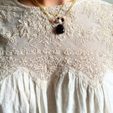 Persikomånsten halsband med silver eller guldpläterad kedja