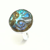 Labradoriitti erittäin suuri upea kivi hopeasormuksessa