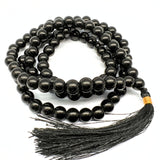 Onyx Mala halsband med 8 mm pärlor med sidentofs i brokadpåse