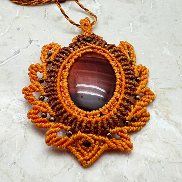 Macramé necklace with large bull's eye stone