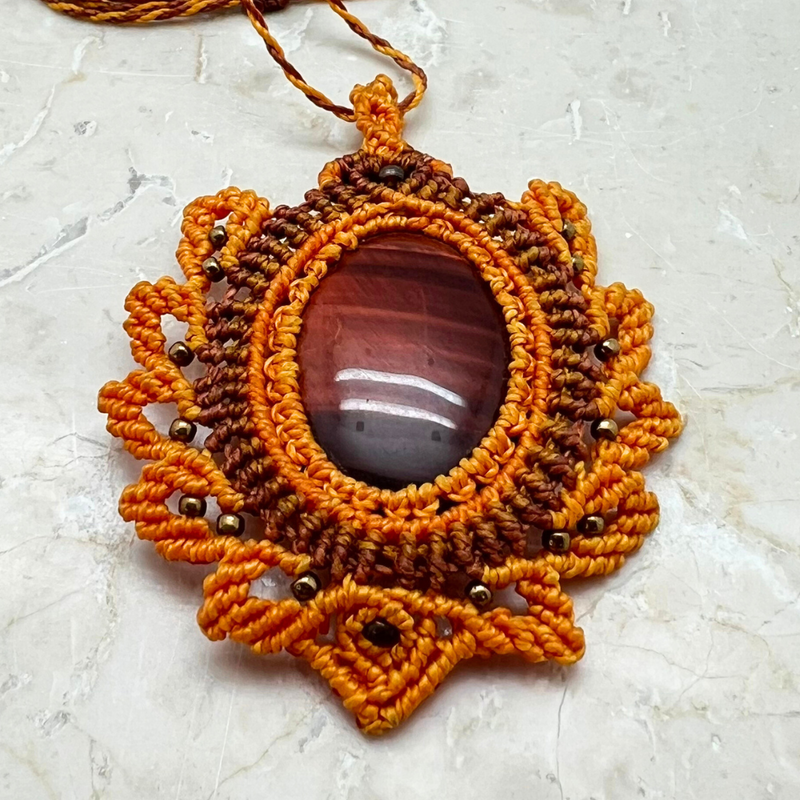 Macramé necklace with large bull's eye stone