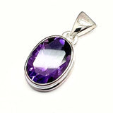 Ametist oval fasettslipat sten i hänge med slät silverinfattning