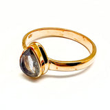 Labradorit fasettslipad droppe i guldring