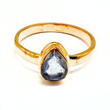 Labradorit fasettslipad droppe i guldring