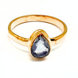 Labradorit fasettslipad droppe i guldring