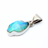 Opal naturlig form, infattad i silver