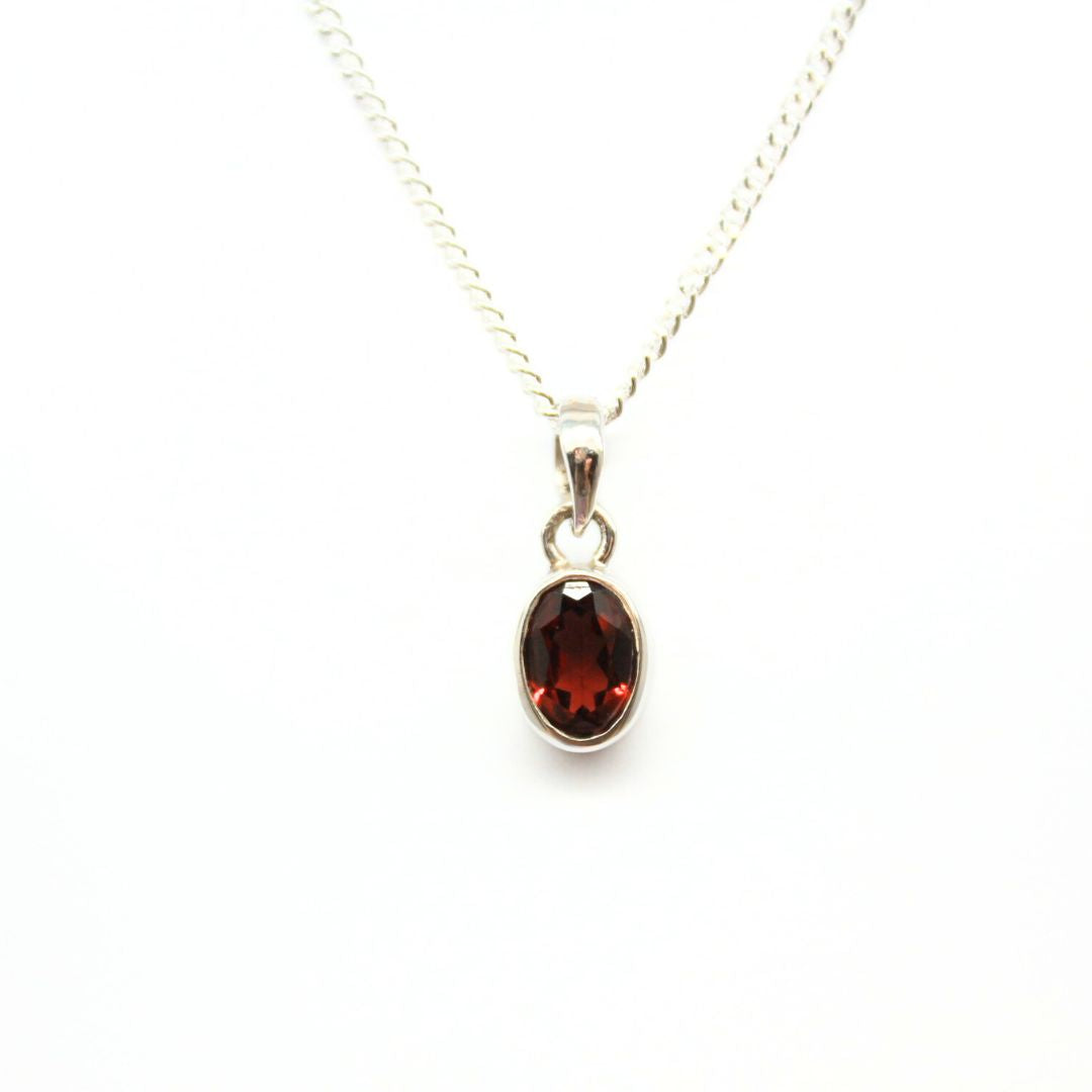 Month stone for June, gold pendant with rainbow moon stone – Kristallrummet