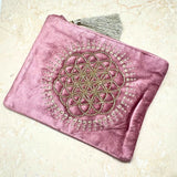 Vaaleanpunainen samettinen kangaskassi, jossa on elämän puu