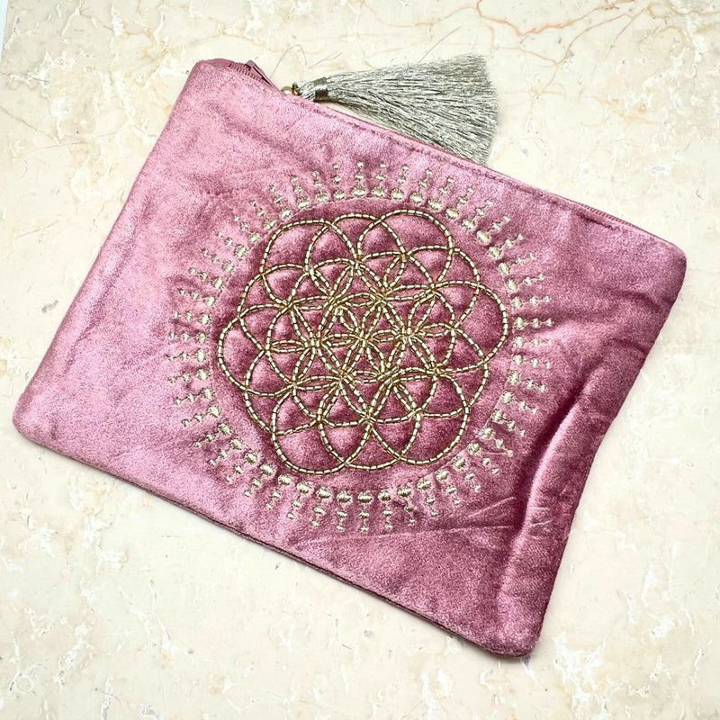 Vaaleanpunainen samettinen kangaskassi, jossa on elämän puu