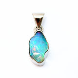 Opal naturlig form, infattad i silver