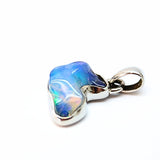 Opal naturlig form, infattad i silver