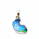 Opal naturlig form, infattad i silver