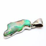Opal naturlig form, infattad i silver