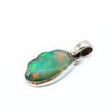Opal naturlig form, infattad i silver