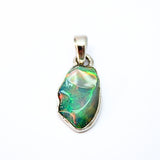 Opal naturlig form, infattad i silver