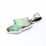 Opal naturlig form, infattad i silver
