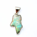 Opal naturlig form, infattad i silver