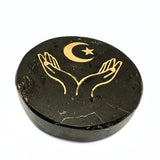 Turmalin, graverad platta med måne och händer i guld