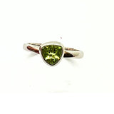 Peridot silverring fasetterad  stolek 7