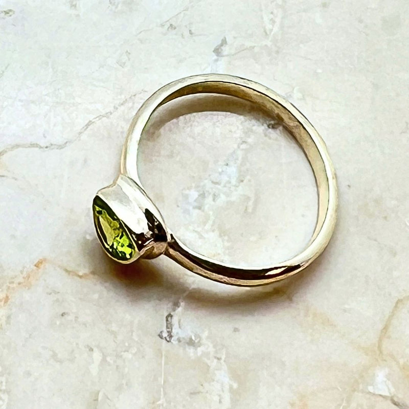 Peridot silverring fasetterad  stolek 7